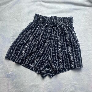 Emery Rose Boho Print Elastic Waist Shorts – Size M